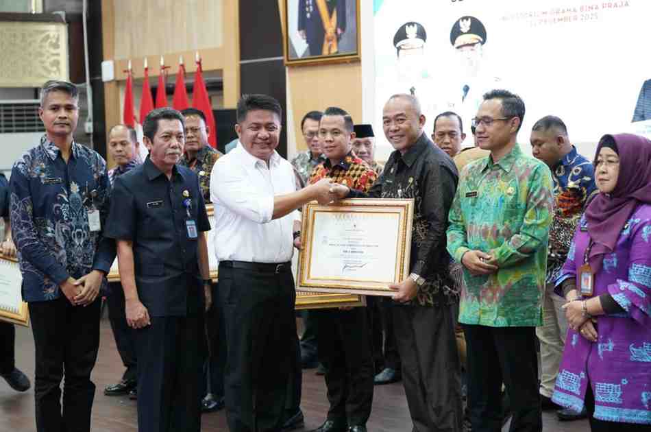 Gubernur Sumsel Herman Deru saat menghadiri acara Pemberian Penghargaan Kompetisi Inovasi Pelayanan Publik Disdukcapil se-Sumsel yang digelar di Graha Bina Praja, Kamis (11/12/2025). Foto: Humas Pemprov Sumsel.