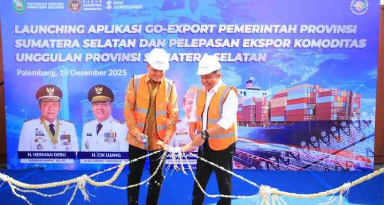 Gubernur Sumsel, Herman Deru saat peluncuran Aplikasi GO-Export bersamaan dengan pelepasan ekspor komoditas unggulan Sumsel di Pelabuhan Boom Baru Palembang, Senin (15/12/2025). Foto: Humas Pemprov Sumsel.