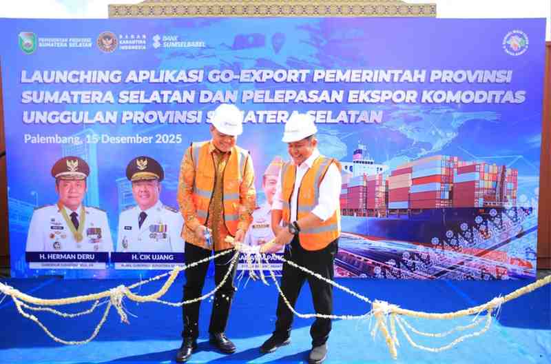 Gubernur Sumsel, Herman Deru saat peluncuran Aplikasi GO-Export bersamaan dengan pelepasan ekspor komoditas unggulan Sumsel di Pelabuhan Boom Baru Palembang, Senin (15/12/2025). Foto: Humas Pemprov Sumsel.