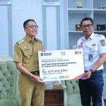 Walikota Palembang, Ratu Dewa secara simbolis meneriam bantuan dana dari PT KAI untuk percantik taman kota, Senin (29/12/2025). Foto: Kominfo Palembang.