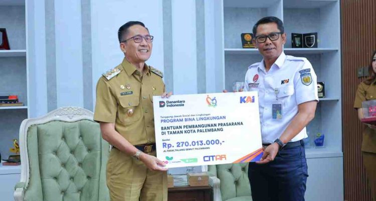Walikota Palembang, Ratu Dewa secara simbolis meneriam bantuan dana dari PT KAI untuk percantik taman kota, Senin (29/12/2025). Foto: Kominfo Palembang.