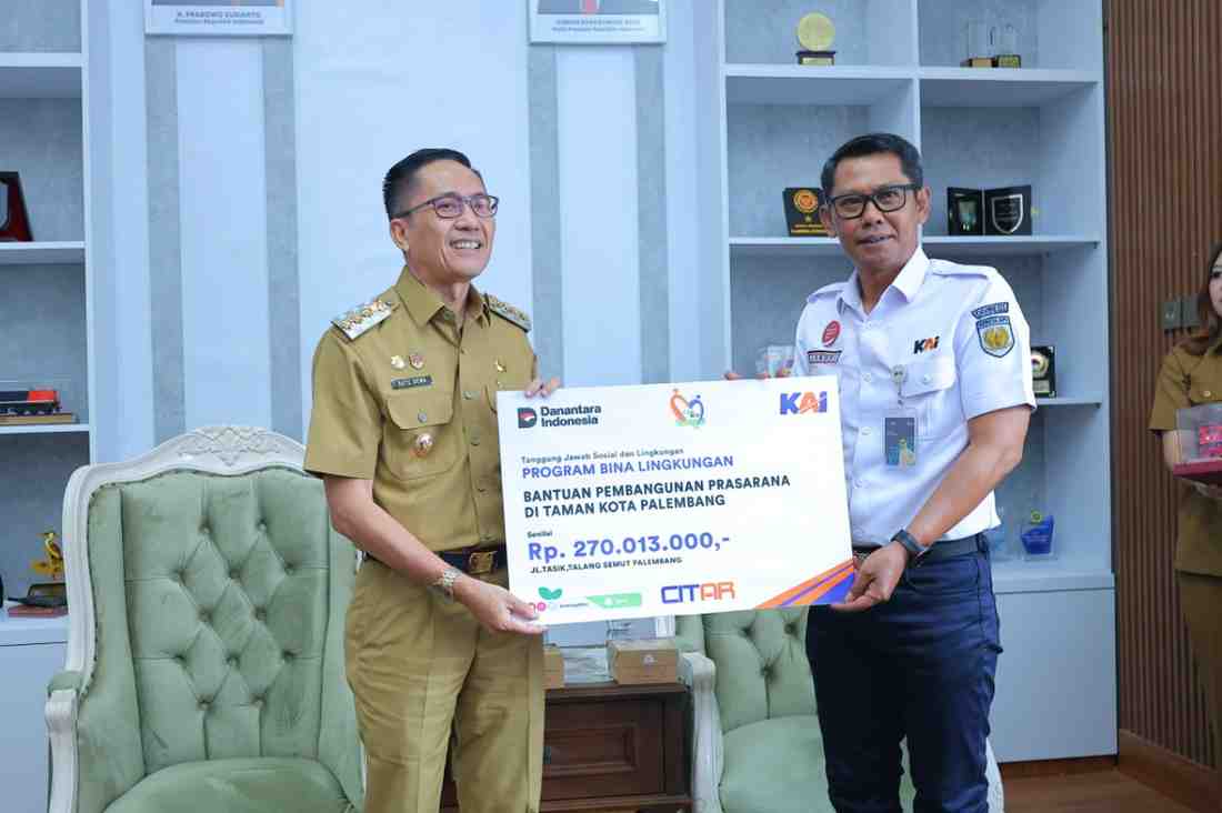 Walikota Palembang, Ratu Dewa secara simbolis meneriam bantuan dana dari PT KAI untuk percantik taman kota, Senin (29/12/2025). Foto: Kominfo Palembang.