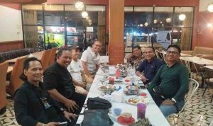 Ketua Dewan Kesenian Palembang, M. Nasir dan tim kegiatan dongeng rempah wangi. Foto: Kominfo Palembang.