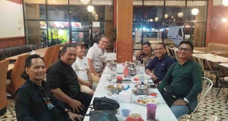 Ketua Dewan Kesenian Palembang, M. Nasir dan tim kegiatan dongeng rempah wangi. Foto: Kominfo Palembang.