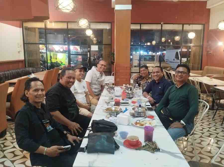 Ketua Dewan Kesenian Palembang, M. Nasir dan tim kegiatan dongeng rempah wangi. Foto: Kominfo Palembang.