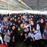 Gubernur Sumsel, Herman Bersama ribuan guru di HUT PGRI di Belitang, Selasai (23/12/2025). Foto: Humas Pemprov Sumsel.