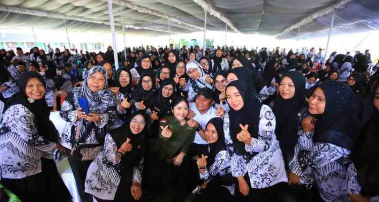 Gubernur Sumsel, Herman Bersama ribuan guru di HUT PGRI di Belitang, Selasai (23/12/2025). Foto: Humas Pemprov Sumsel.