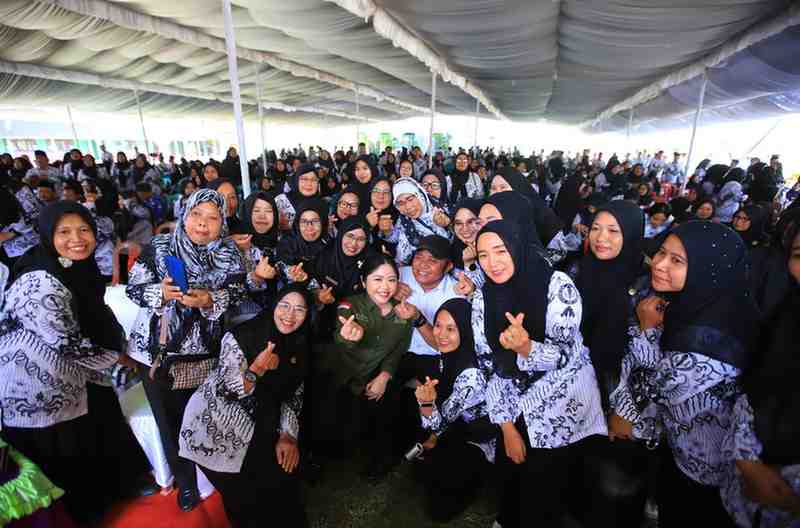 Gubernur Sumsel, Herman Bersama ribuan guru di HUT PGRI di Belitang, Selasai (23/12/2025). Foto: Humas Pemprov Sumsel.