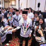 Walikota Palembang, Ratu Dewa bersama para guru di HUT PGRI ke-80 dan Hari Guru Nasional di The Sultan Convention Center, Palembang, Rabu (3/12/2025). Foto: Kominfo Palembang.