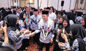 Walikota Palembang, Ratu Dewa bersama para guru di HUT PGRI ke-80 dan Hari Guru Nasional di The Sultan Convention Center, Palembang, Rabu (3/12/2025). Foto: Kominfo Palembang.