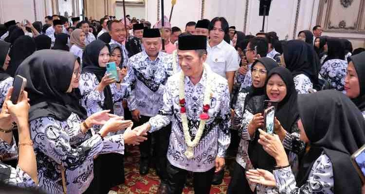 Walikota Palembang, Ratu Dewa bersama para guru di HUT PGRI ke-80 dan Hari Guru Nasional di The Sultan Convention Center, Palembang, Rabu (3/12/2025). Foto: Kominfo Palembang.