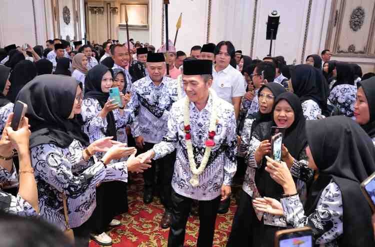 Walikota Palembang, Ratu Dewa bersama para guru di HUT PGRI ke-80 dan Hari Guru Nasional di The Sultan Convention Center, Palembang, Rabu (3/12/2025). Foto: Kominfo Palembang.