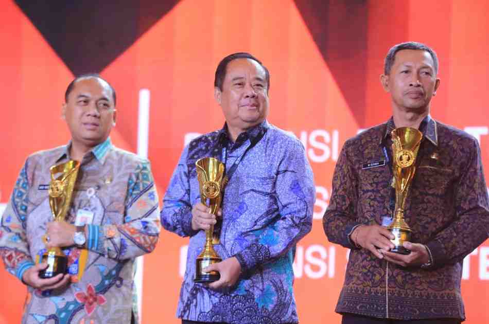Wagub Sumsel, Cik Ujang menerima penghargaan sebagai Provinsi Terinovatif di Grand Ballroom Hotel Kempinski Jakarta, Rabu (10/12/2025), Foto: Humas Pemprov Sumsel.