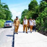 Bupati Musi Banyuasin, HM Toha Tohet, SH melihat perbaikan jalan saat melakukan kunjungan kerja dalam rangka peringatan Hari Ulang Tahun (HUT) ke-8 Kecamatan Jirak Jaya, Selasa (23/12/2025). Foto: Kominfo Muba.