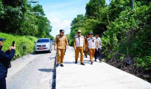 Bupati Musi Banyuasin, HM Toha Tohet, SH melihat perbaikan jalan saat melakukan kunjungan kerja dalam rangka peringatan Hari Ulang Tahun (HUT) ke-8 Kecamatan Jirak Jaya, Selasa (23/12/2025). Foto: Kominfo Muba.