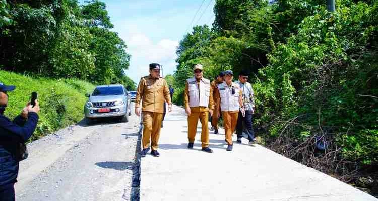 Bupati Musi Banyuasin, HM Toha Tohet, SH melihat perbaikan jalan saat melakukan kunjungan kerja dalam rangka peringatan Hari Ulang Tahun (HUT) ke-8 Kecamatan Jirak Jaya, Selasa (23/12/2025). Foto: Kominfo Muba.