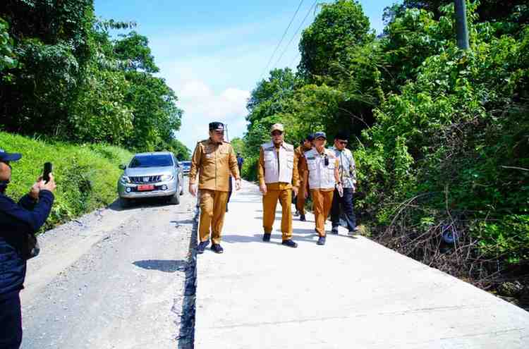 Bupati Musi Banyuasin, HM Toha Tohet, SH melihat perbaikan jalan saat melakukan kunjungan kerja dalam rangka peringatan Hari Ulang Tahun (HUT) ke-8 Kecamatan Jirak Jaya, Selasa (23/12/2025). Foto: Kominfo Muba.