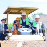 Gubernur Herman Deru melakukan groundbreaking pembangunan peningkatan Jalan Cor Batu Kuning–Kurup yang telah lama menjadi sorotan masyarakat, Senin (1/12/2025). Foto: Humas Pemprov Sumsel.