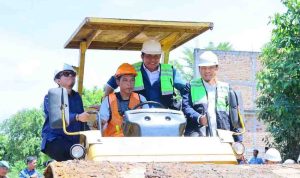 Gubernur Herman Deru melakukan groundbreaking pembangunan peningkatan Jalan Cor Batu Kuning–Kurup yang telah lama menjadi sorotan masyarakat, Senin (1/12/2025). Foto: Humas Pemprov Sumsel.