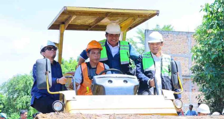Gubernur Herman Deru melakukan groundbreaking pembangunan peningkatan Jalan Cor Batu Kuning–Kurup yang telah lama menjadi sorotan masyarakat, Senin (1/12/2025). Foto: Humas Pemprov Sumsel.