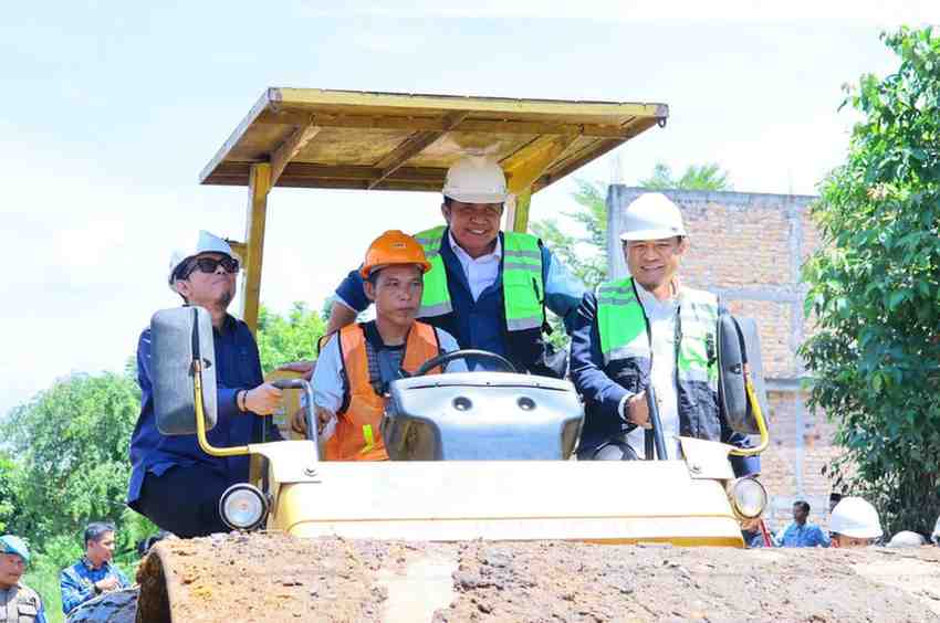 Gubernur Herman Deru melakukan groundbreaking pembangunan peningkatan Jalan Cor Batu Kuning–Kurup yang telah lama menjadi sorotan masyarakat, Senin (1/12/2025). Foto: Humas Pemprov Sumsel.
