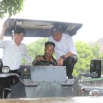 Gubernur Sumsel, Herman deru bersama Bupati OKI, Muchendi mencoba menaiki alart berat yang memperbaiki jalan di Pampangan, OKI, Selasa (2/12/2025). Foto: Humas Pemprov Sumsel.