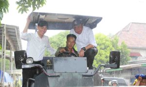 Gubernur Sumsel, Herman deru bersama Bupati OKI, Muchendi mencoba menaiki alart berat yang memperbaiki jalan di Pampangan, OKI, Selasa (2/12/2025). Foto: Humas Pemprov Sumsel.