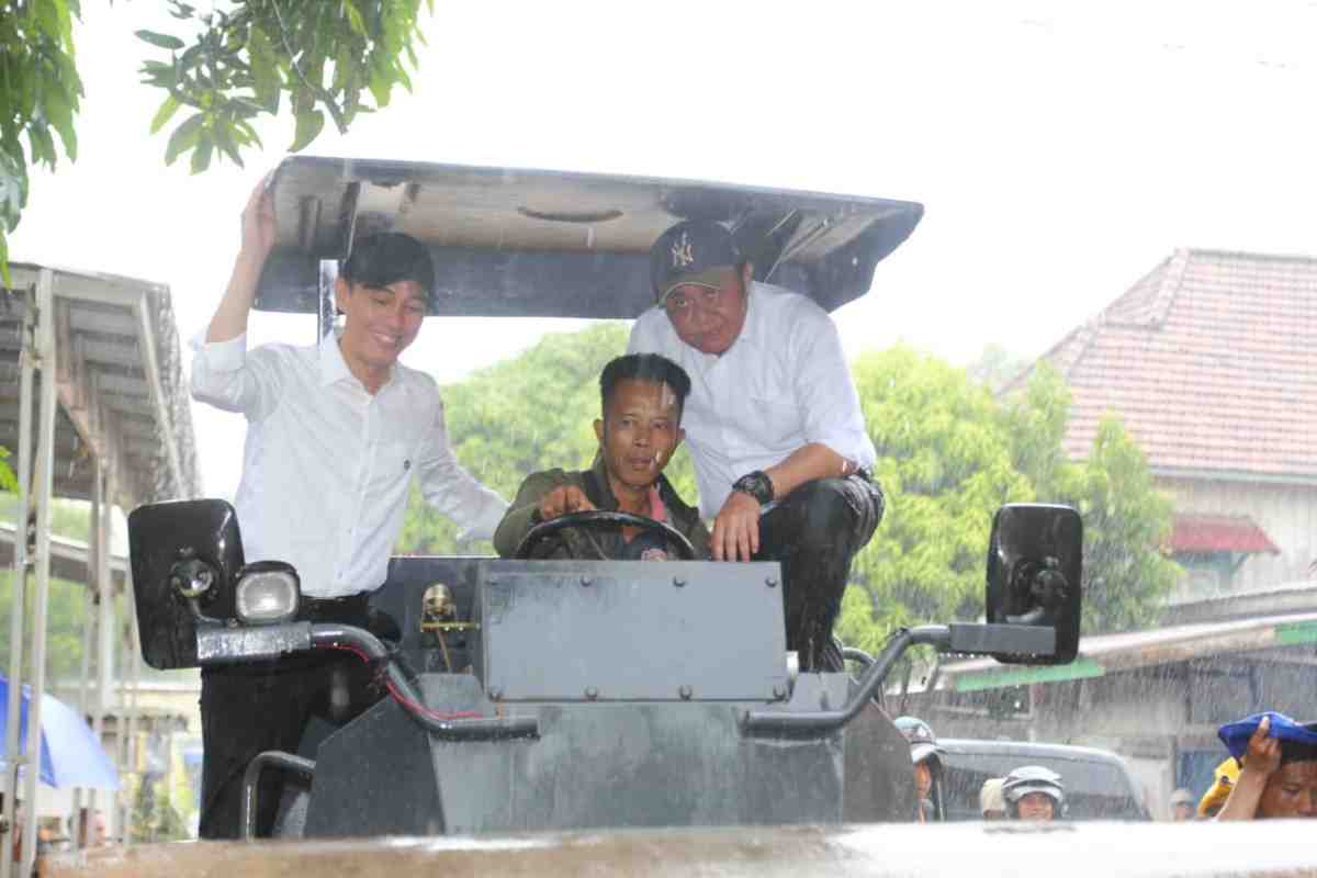 Gubernur Sumsel, Herman deru bersama Bupati OKI, Muchendi mencoba menaiki alart berat yang memperbaiki jalan di Pampangan, OKI, Selasa (2/12/2025). Foto: Humas Pemprov Sumsel.