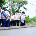 Bupati Muba, HM Toha melihat langsung pengecoran jalan Mangun Jaya-Macang Sakti, Rabu (17/12/2025). Foto: Kominfo Muba.