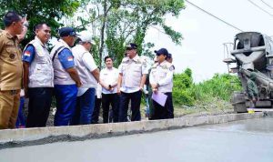 Bupati Muba, HM Toha melihat langsung pengecoran jalan Mangun Jaya-Macang Sakti, Rabu (17/12/2025). Foto: Kominfo Muba.