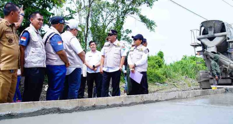 Bupati Muba, HM Toha melihat langsung pengecoran jalan Mangun Jaya-Macang Sakti, Rabu (17/12/2025). Foto: Kominfo Muba.