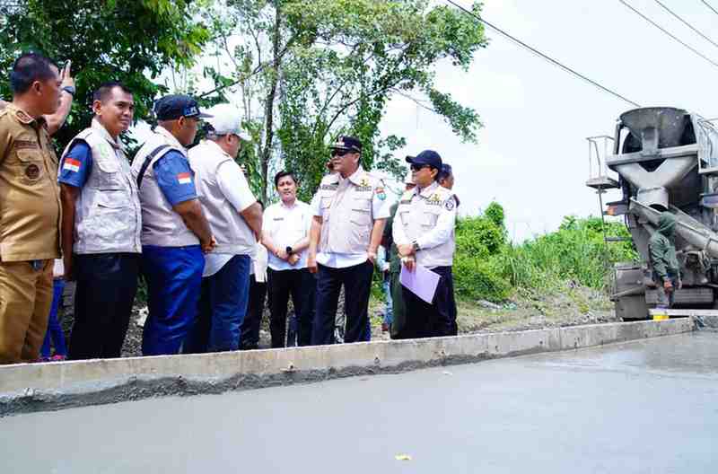 Bupati Muba, HM Toha melihat langsung pengecoran jalan Mangun Jaya-Macang Sakti, Rabu (17/12/2025). Foto: Kominfo Muba.