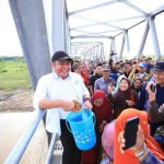 Gubernur Sumatera Selatan Dr. H. Herman Deru meresmikan Jembatan Rangka Baja Air Lematang di Kecamatan Empat Petulai Dangku, Kabupaten Muara Enim, Sabtu (25/12/2025). Foto: Humas Pemprov Sumsel.