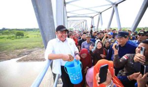 Gubernur Sumatera Selatan Dr. H. Herman Deru meresmikan Jembatan Rangka Baja Air Lematang di Kecamatan Empat Petulai Dangku, Kabupaten Muara Enim, Sabtu (25/12/2025). Foto: Humas Pemprov Sumsel.