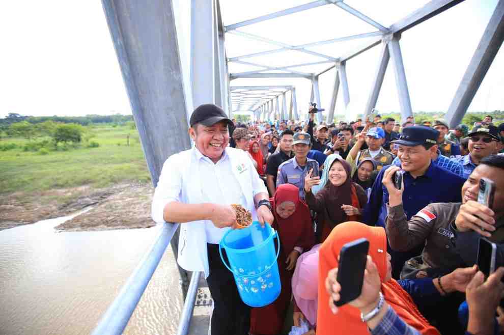 Gubernur Sumatera Selatan Dr. H. Herman Deru meresmikan Jembatan Rangka Baja Air Lematang di Kecamatan Empat Petulai Dangku, Kabupaten Muara Enim, Sabtu (25/12/2025). Foto: Humas Pemprov Sumsel.