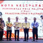 Walikota Palembang, Ratu Dewa bersama Kajari Palembang, teken MoU tentang pendampingan hukum, Kamis (4/12/2025). Foto: Kominfo Palembang.