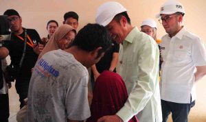 Walikota Palembang, Ratu Dewa menyerahkan rumah layak huni kepada kerja Pegawai Harian Lepas (PHL), Sumay Wardana di Jalan Mangkubumi Lr. Bunga Rt.46 Kel. 3 ilir Kec. IT. 2 Palembang, Rabu (3/11/2025). Foto: Kominfo Palembang.