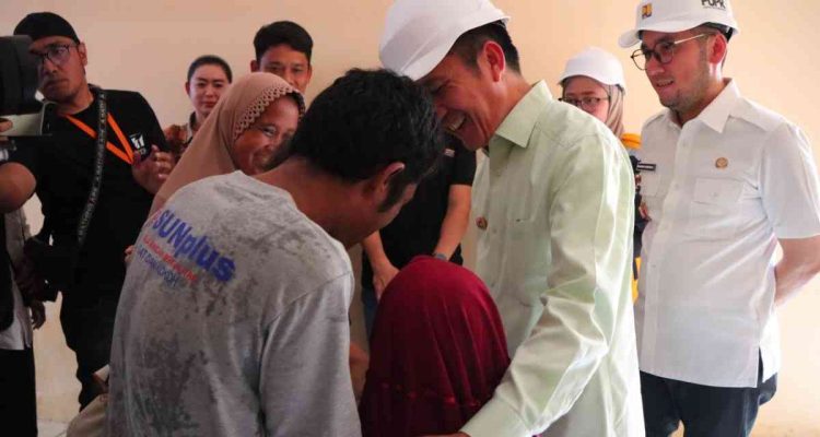 Walikota Palembang, Ratu Dewa menyerahkan rumah layak huni kepada kerja Pegawai Harian Lepas (PHL), Sumay Wardana di Jalan Mangkubumi Lr. Bunga Rt.46 Kel. 3 ilir Kec. IT. 2 Palembang, Rabu (3/11/2025). Foto: Kominfo Palembang.