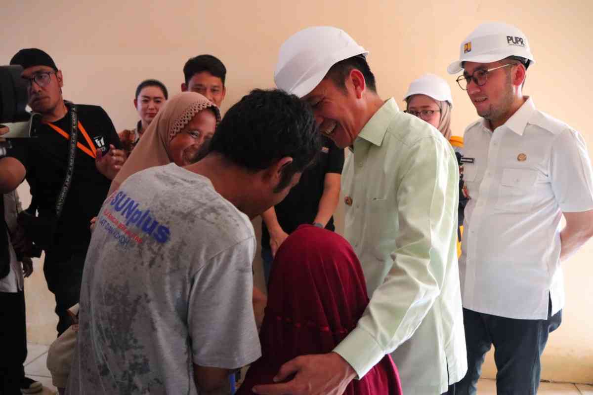 Walikota Palembang, Ratu Dewa menyerahkan rumah layak huni kepada kerja Pegawai Harian Lepas (PHL), Sumay Wardana di Jalan Mangkubumi Lr. Bunga Rt.46 Kel. 3 ilir Kec. IT. 2 Palembang, Rabu (3/11/2025). Foto: Kominfo Palembang.