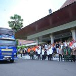 Gubernur sumsel, Herman Deru bersama sejumlah unsur Forkompinda melepas 23 truk berisi bantuan kepada Provinsi Aceh, Sumut, dan Sumbar yang dilantik bencana banjir bandang, Rabu (3/12/2025). Foto: Humas Pemprov Sumsel.