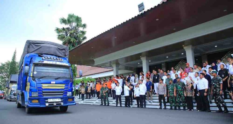 Gubernur sumsel, Herman Deru bersama sejumlah unsur Forkompinda melepas 23 truk berisi bantuan kepada Provinsi Aceh, Sumut, dan Sumbar yang dilantik bencana banjir bandang, Rabu (3/12/2025). Foto: Humas Pemprov Sumsel.