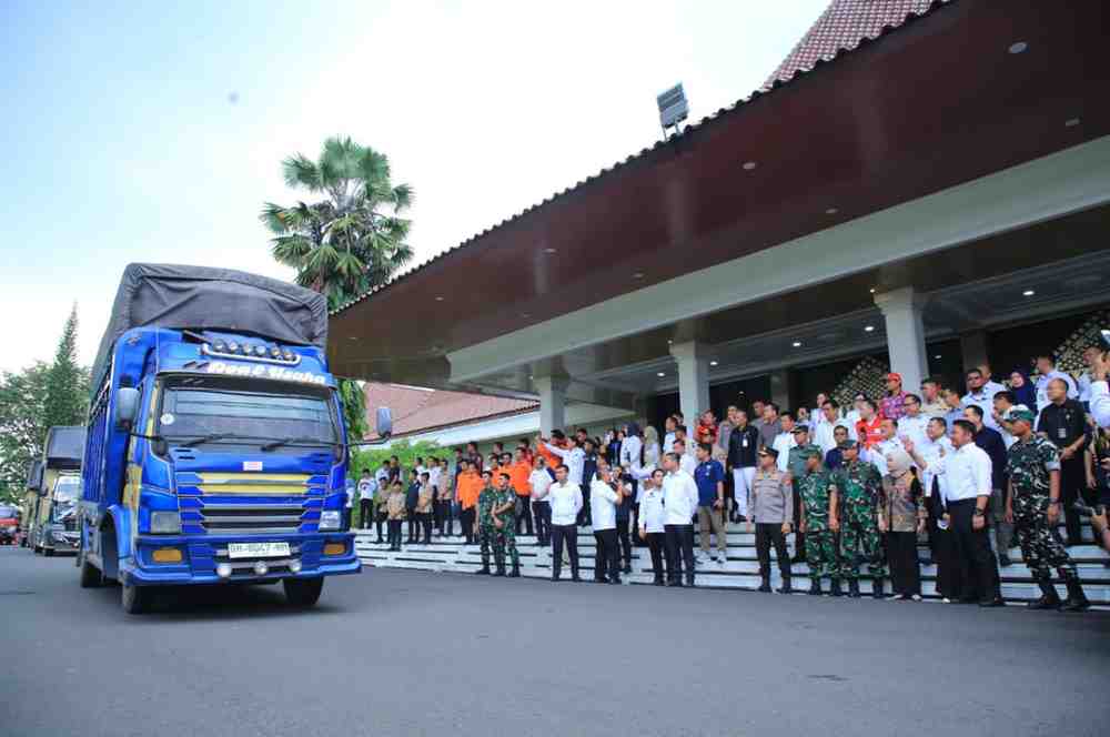 Gubernur sumsel, Herman Deru bersama sejumlah unsur Forkompinda melepas 23 truk berisi bantuan kepada Provinsi Aceh, Sumut, dan Sumbar yang dilantik bencana banjir bandang, Rabu (3/12/2025). Foto: Humas Pemprov Sumsel.