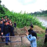 Gubernur Sumsel, Herman Deru meninjau kawasan rawan banjir di Desa Tanjung Raman, Kecamatan Ujan Mas, Kabupaten Muara Enim, Jumat (5/12/2025). Foto: Humas Pemprov Sumsel.