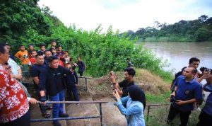 Gubernur Sumsel, Herman Deru meninjau kawasan rawan banjir di Desa Tanjung Raman, Kecamatan Ujan Mas, Kabupaten Muara Enim, Jumat (5/12/2025). Foto: Humas Pemprov Sumsel.