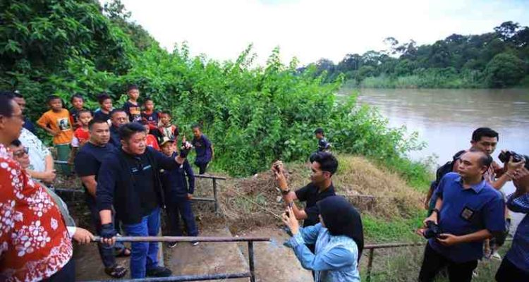 Gubernur Sumsel, Herman Deru meninjau kawasan rawan banjir di Desa Tanjung Raman, Kecamatan Ujan Mas, Kabupaten Muara Enim, Jumat (5/12/2025). Foto: Humas Pemprov Sumsel.