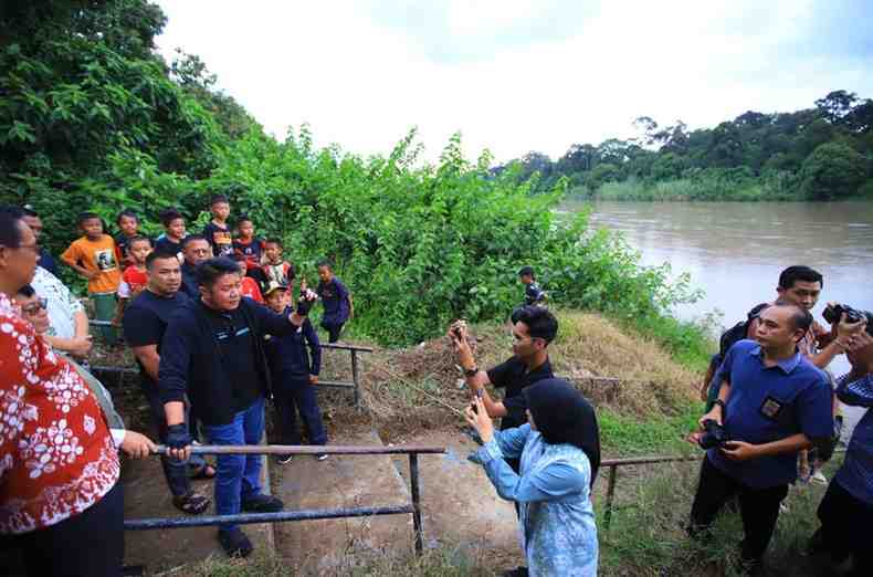 Gubernur Sumsel, Herman Deru meninjau kawasan rawan banjir di Desa Tanjung Raman, Kecamatan Ujan Mas, Kabupaten Muara Enim, Jumat (5/12/2025). Foto: Humas Pemprov Sumsel.