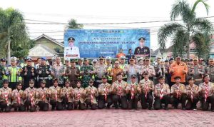 Bupati Muba HM Toha Tohet diwakili Asisten Bidang Pemerintahan dan Kesejahteraan Rakyat Setda Muba, Ardiansyah SE MM PhD CMA hadir di apel Gelar Pasukan Operasi Lilin Musi 2025 yang digelar di Halaman Mapolres Muba, Jumat (19/12/2025) sore. Foto: Kominfo Muba.