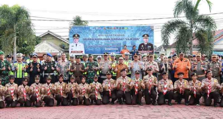 Bupati Muba HM Toha Tohet diwakili Asisten Bidang Pemerintahan dan Kesejahteraan Rakyat Setda Muba, Ardiansyah SE MM PhD CMA hadir di apel Gelar Pasukan Operasi Lilin Musi 2025 yang digelar di Halaman Mapolres Muba, Jumat (19/12/2025) sore. Foto: Kominfo Muba.