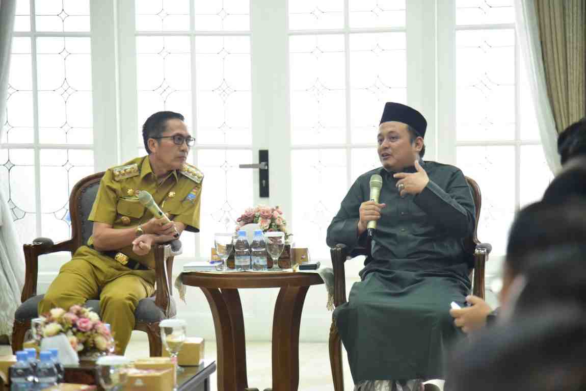 Wali Kota Palembang, Drs. Ratu Dewa, MSi, rapat koordinasi bersama seluruh Organisasi Perangkat Daerah (OPD) di Balai Kota, Senin (1/12/2025). Foto: Kominfo Palembang.