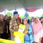 Bupati Muba, HM Toha meninjau pasar murah yang digelar di Pelakat Tinggi, Jumat (5/12/2025). Foto: Kominfo Muba.